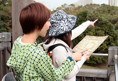地図に描かれた謎を解きながら、エリア内で宝探し！
